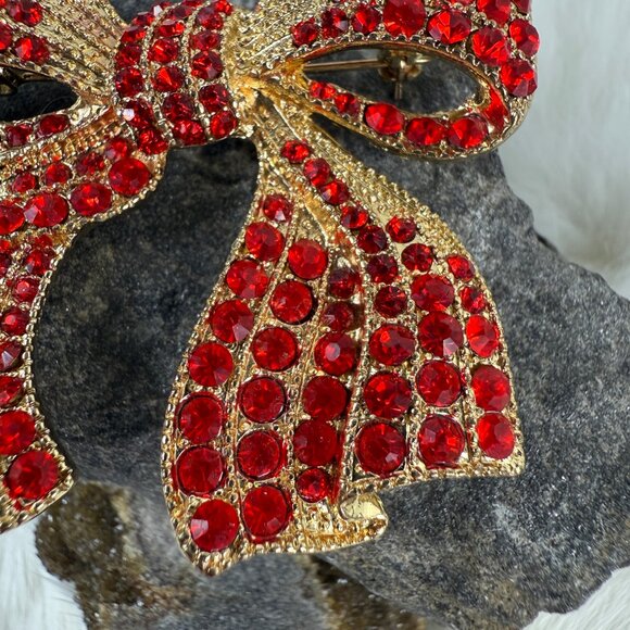 80s MONET Signed Large Gold and Ruby Red Rhinestone Ribbon Bow Sparkling Brooch - Picture 2 of 9